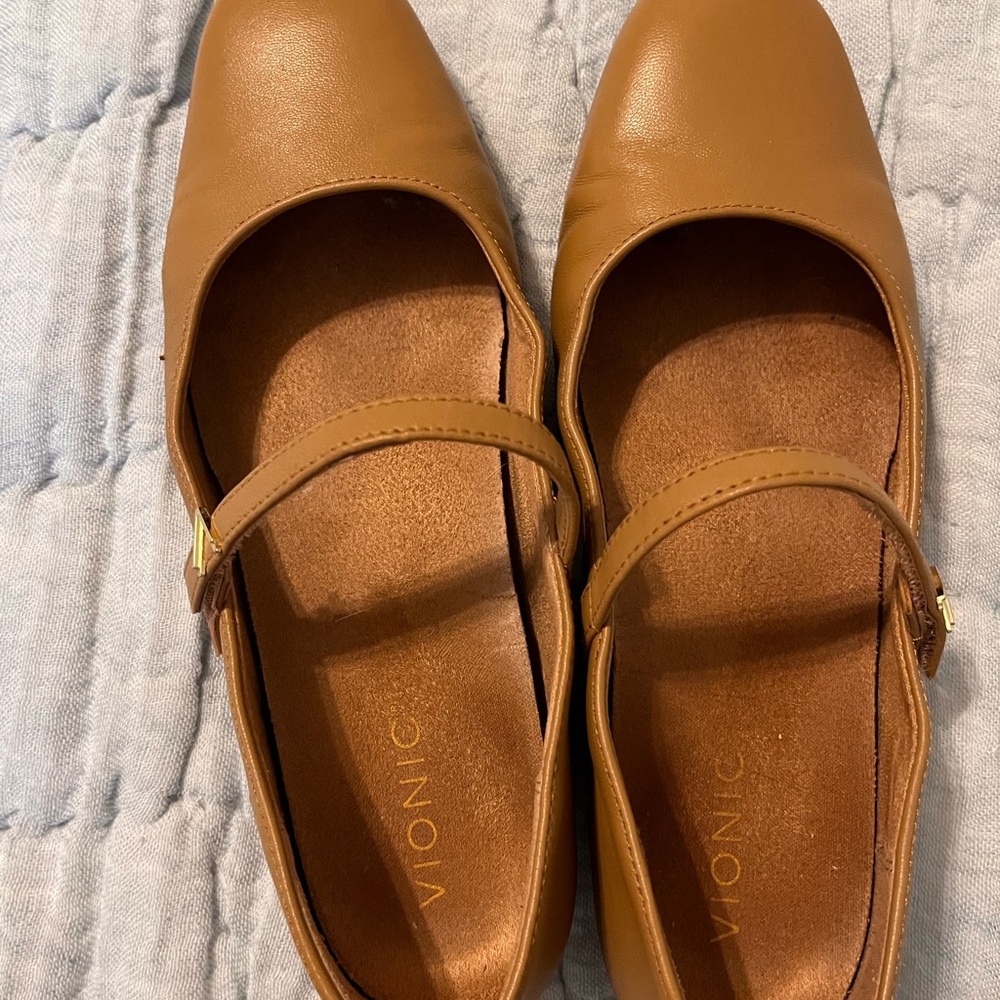 Vionic Size 38 flats, Nude